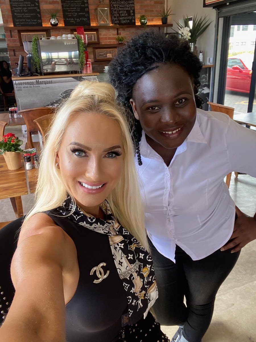 BeverleySteyn's tweet photo. Taking selfies ….trying to avoid throwing someone overboard 🤣 #mzanzimagic #rhoct 
#therealhousewivesofcapetown @tracestudios__ 
@pammy_the_mua https://t.co/84Q0eMnOWZ