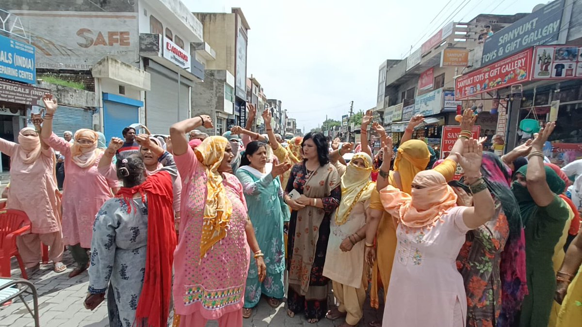 AAPHaryana's tweet photo. आज सफीदों रोड जींद मे हिंदू कन्या कॉलेज के पास खोले जा रहे, शराब ���ेके के विरोध में @DrRajnishjain1 जी के नेतृत्व में महिला शक्ति ने जोरदार प्रदर्शन किया।

महिला शक्ति ने संकेतिक धरना देकर प्रशासन से मांग की, ठेके को कॉलोनी और लड़कियों के महाविद्यालय से दूर शिफ्ट किया जाए। https://t.co/E7eHIWZ8mI