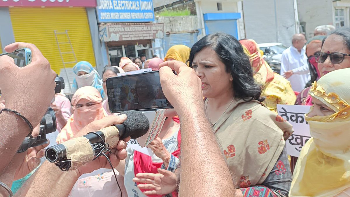 AAPHaryana's tweet photo. आज सफीदों रोड जींद मे हिंदू कन्या कॉलेज के पास खोले जा रहे, शराब ���ेके के विरोध में @DrRajnishjain1 जी के नेतृत्व में महिला शक्ति ने जोरदार प्रदर्शन किया।

महिला शक्ति ने संकेतिक धरना देकर प्रशासन से मांग की, ठेके को कॉलोनी और लड़कियों के महाविद्यालय से दूर शिफ्ट किया जाए। https://t.co/E7eHIWZ8mI