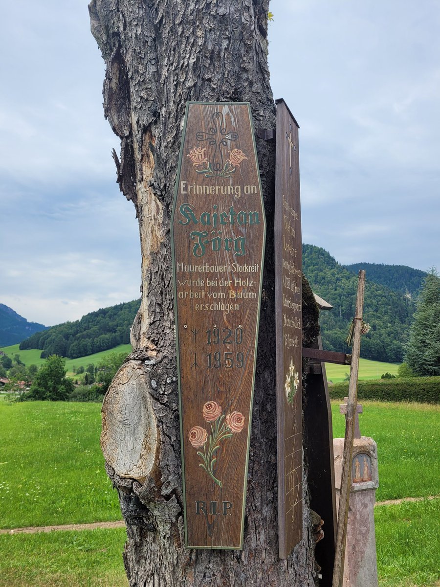 BavariaArcanum's tweet photo. Traditionally painted memorial plaques in form of casket lids in Ruhpolding #UpperBavaria https://t.co/YHvfDbM7vg