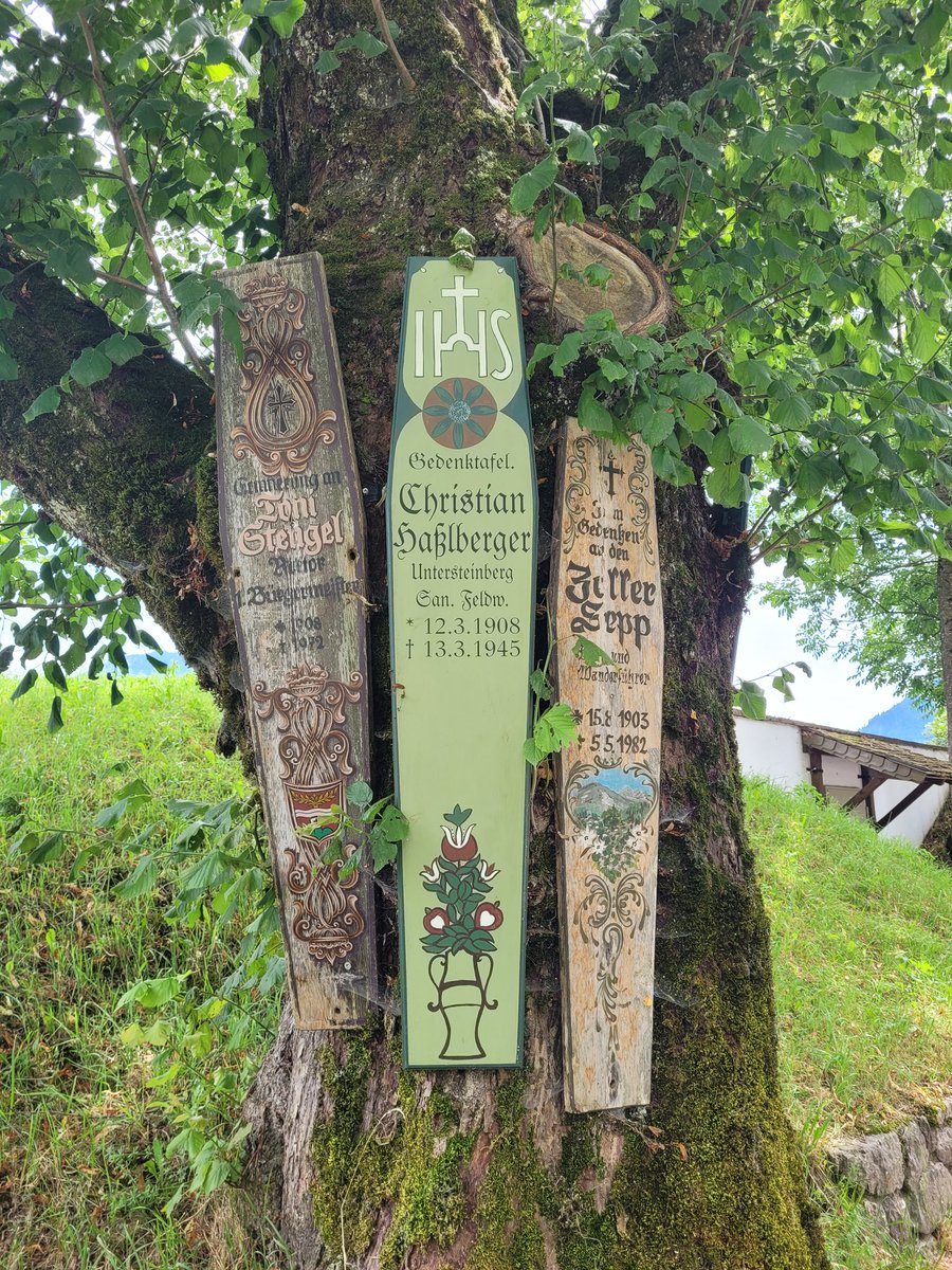BavariaArcanum's tweet photo. Traditionally painted memorial plaques in form of casket lids in Ruhpolding #UpperBavaria https://t.co/YHvfDbM7vg