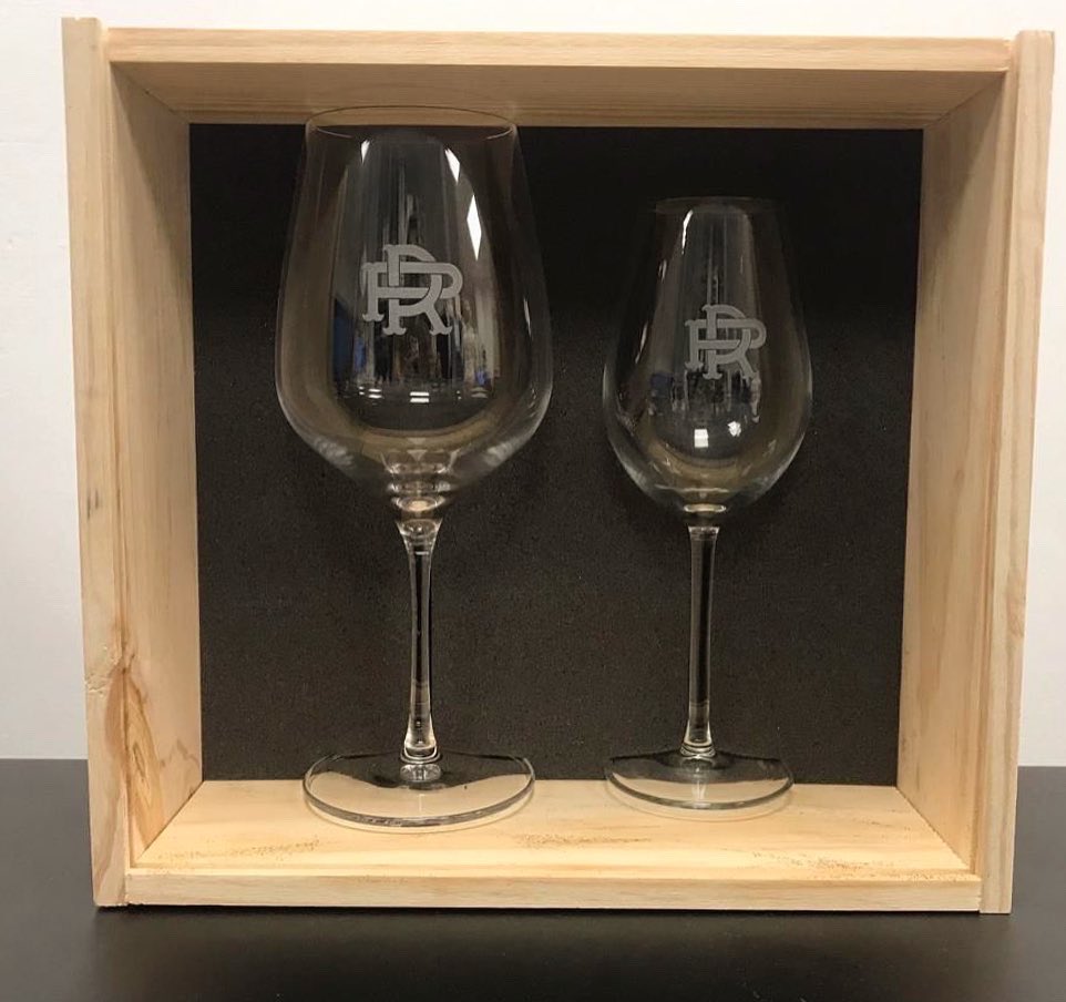 decoclaim's tweet photo. En diferentes tamaños y grabados…. Empezamos el lunes con energía y hoy os traemos este diseño en copas personalizadas junto a caja de madera grabada 🍷 https://t.co/lGHTODT3G7