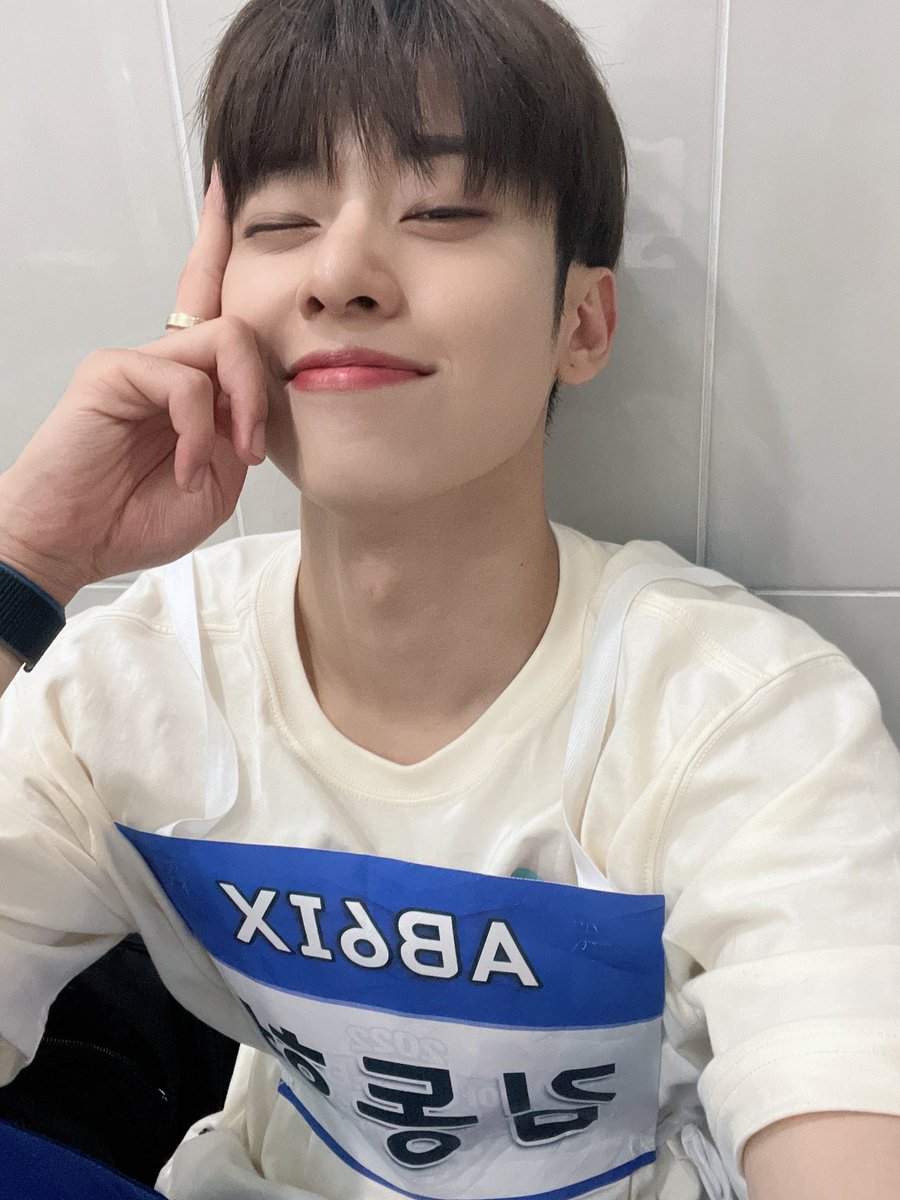 아웅 기여워 비도 오고 오늘 온 에비뉴들 못 온 에비뉴들 다 힘내라고 사진 보내주는거ㅜㅠㅠㅠㅠㅠㅠㅠ