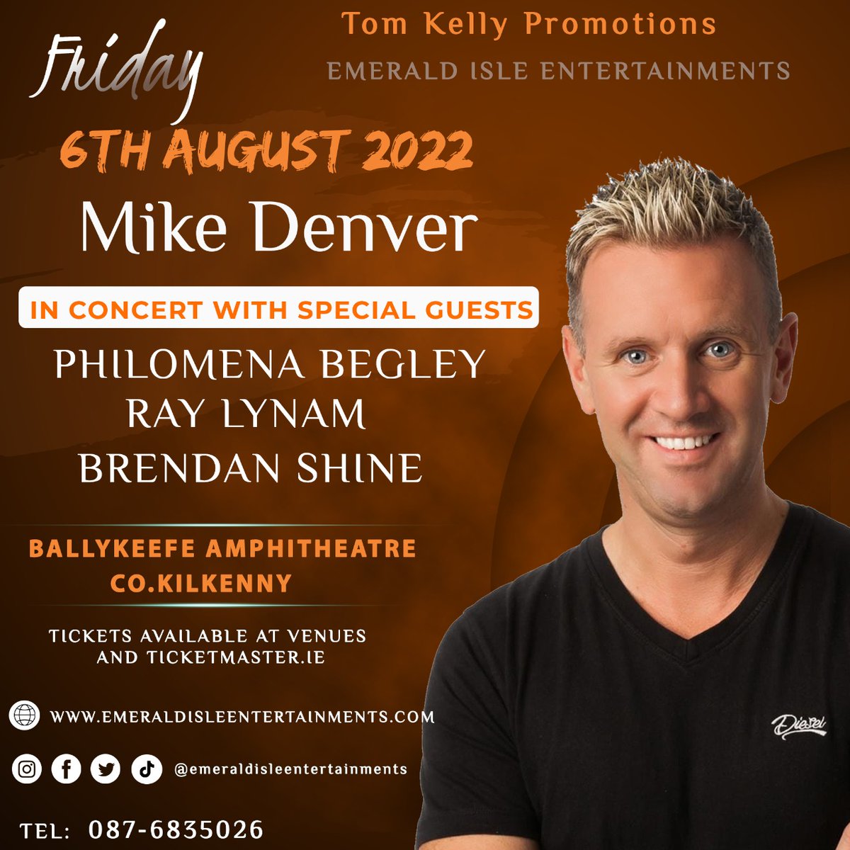 EmeraldIsle_1's tweet photo. @carolle18873048 @JoeByrn36585697 @musicstoreomagh @HarringtonShow @bazkirwan 
Meeeeet the Mike... @Jennife32453467 @SPRadioShow1 @ShebWooleyBiog1 @kejt771 @Digital137 @claganmusic @WildCountryRad https://t.co/mUfwtyxk7L