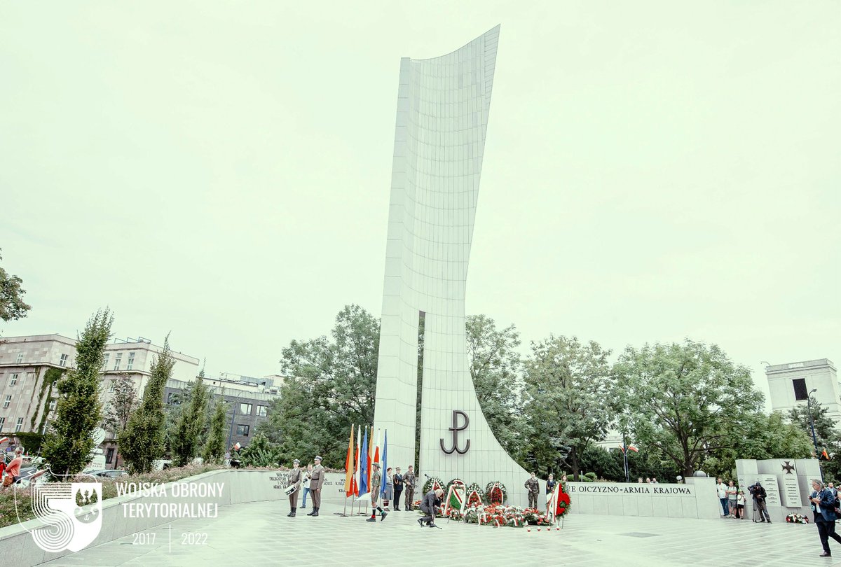 TDFORCE_Poland's tweet photo. It is 1700hrs in #Warsaw🇵🇱#Poland
The entire city stands still, honoring the resistors and civilians of the #WarsawUprising 
Glory to the Heroes
#ThereWasACity #PowstanieWarszawskie 
@pw1944 @WarsawRising44 @warszawa @terytorialsi #18SBOT https://t.co/lIkpeEfxoE