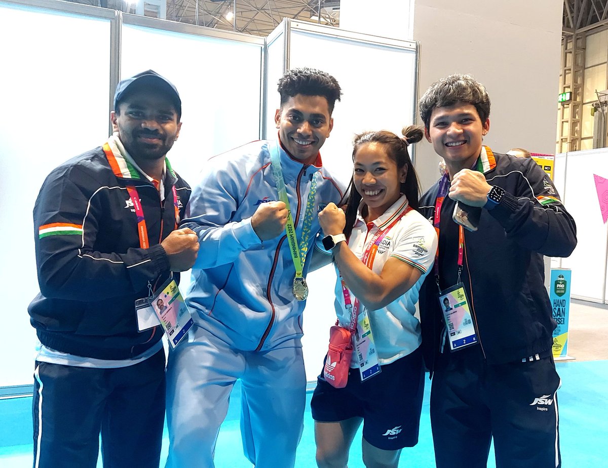 Four medallists of #TeamIndia all are weightlifters, in one frame 🏋‍♂️🏋‍♀️🤩📷
#JeremyLalrinnunga
#AchintaSheuli
#MirabaiChanu
#EkIndiaTeamIndia  @birminghamcg22
#CommonwealthGames22
#CWG2022