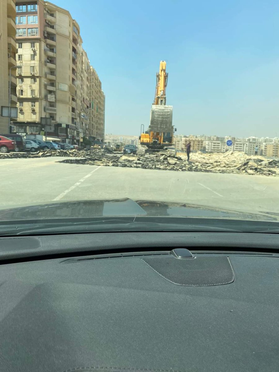 emadmustapha's tweet photo. يقال إن دا طريق كارفور إللي تم افتتاحه من كام شهر !!! https://t.co/o25bJUjVFQ