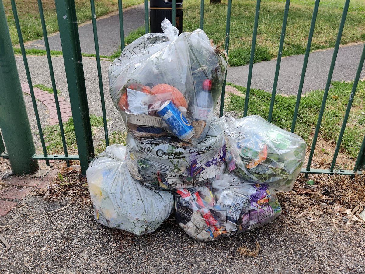 FriendsofLMG's tweet photo. 🚮 Another great litter pick last weekend at Luton Millennium Green for Love Parks Week!

🌟 Thanks to the volunteers who joined in to tidy up the park for all to enjoy over the summer.

#LoveParks @ArchesLocal @KeepBritainTidy https://t.co/WmrlRS5FUg