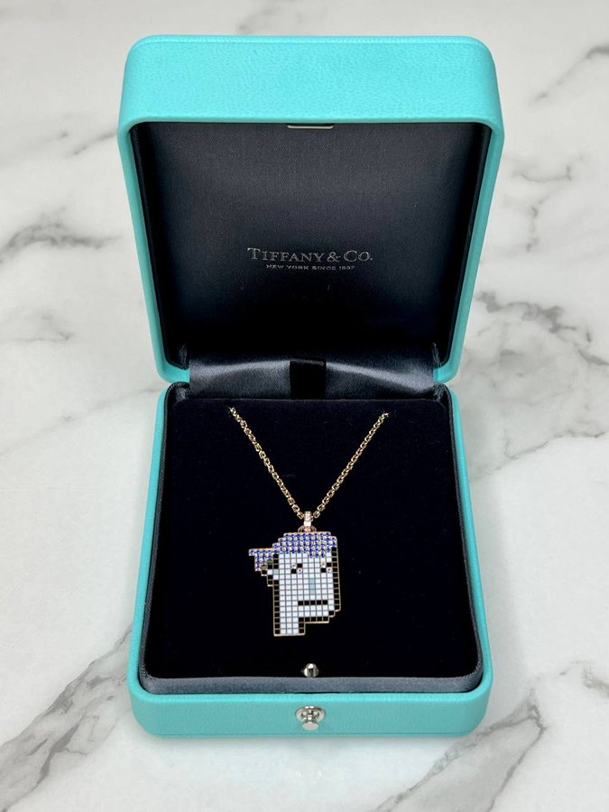luciabavi's tweet photo. @TiffanyAndCo collection is exclusive to #CryptoPunks holders. 
The collection is made up of 250 digital assets that grant holders access to a one-of-one example of their Punk in the form of a bespoke pendant. 
Launching on August 5 🚀#NFTiff #TiffanyAndCo https://t.co/hmC3J627oU