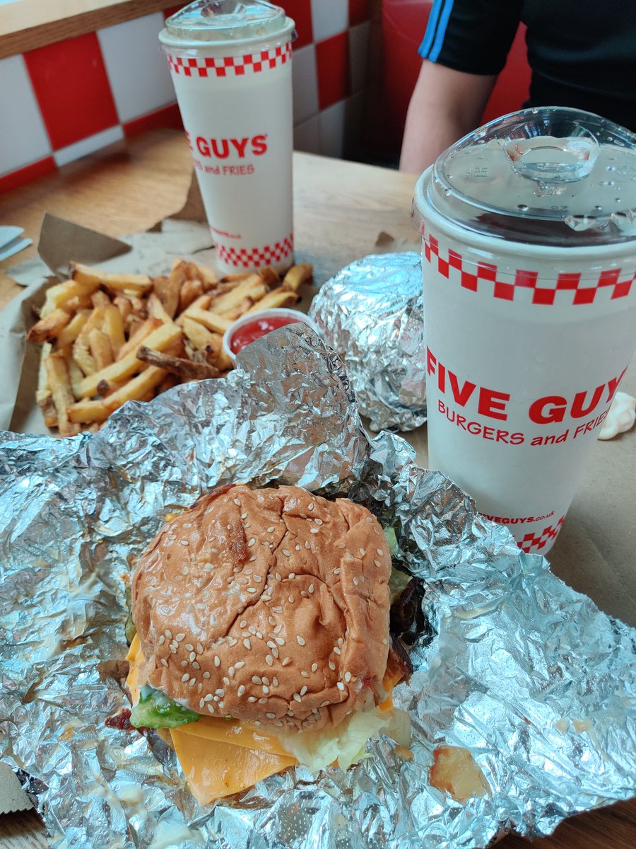 Samh_1818's tweet photo. It's my birthdayyyy!! And what better way to spend it than bouldering and eating burgers! 
🎈🎈🎈🎈🎈 #itsmybirthday #1staugust https://t.co/mSprlkmFhv