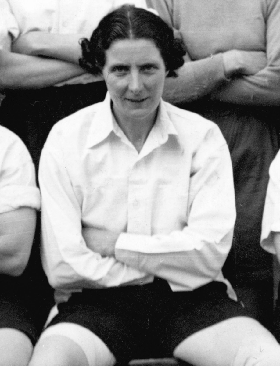 In our ongoing obsession with football ( #Lionesses ) we've been fangirling over Lily Parr. Not only was she the first woman to be inducted into the English Football Hall of Fame but she had a successful career as a nurse ⚽️👩‍⚕️

#HistNursing #ItsComeHome