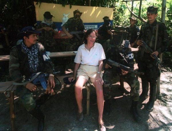 CesarPachonAgro's tweet photo. No me sorprende lo Salud Hernández. En el pasado la señora le decía “estimado comandante” al paramilitar Carlos Castaño. 🤢 https://t.co/BY5TUYbrvF