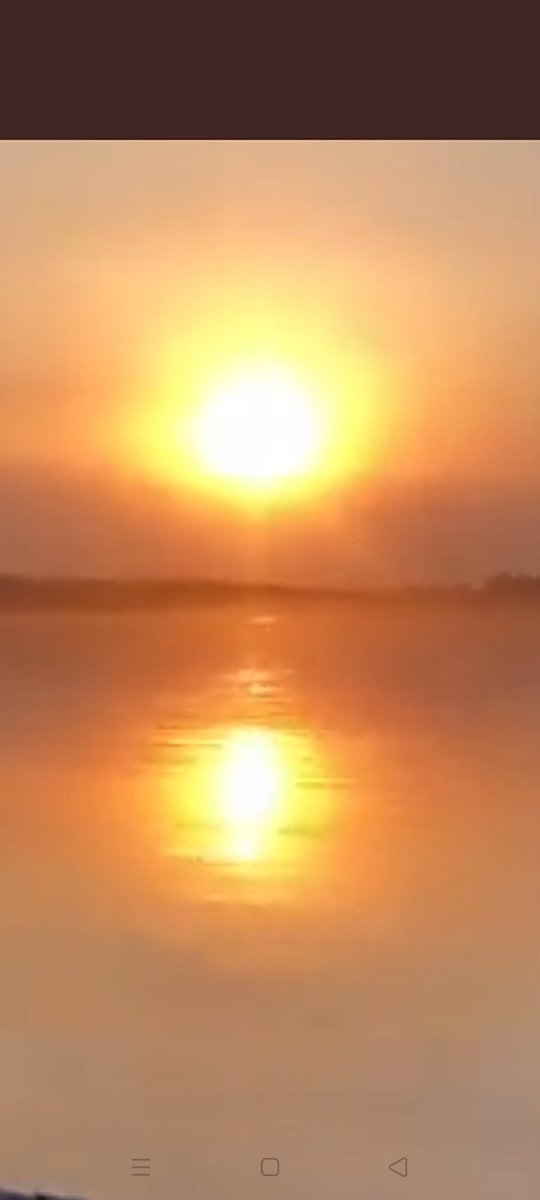 Pesan senja utk sebuah hati
Penantian hanyalah ilusi
Datang hilang dan pergi
Melupakan adalah jalan 
Berharap penuh harapan
Di ujung sebuah penantian
Hanya satu rasa kerinduan
Malam berharap terang
Bersinar sang bulan bintang
Bersenandung kata sayang
Berharap segerah pulang
Ayank