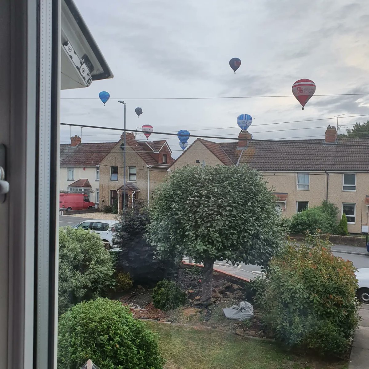 BSballoonpics's tweet photo. Balloons from this morning #Bristolinternationalballoonfiesta2022presslaunch where they took off from multiple locations!

#BalloonFiesta 
#Bristol 
#Hotairballoons https://t.co/qsaaAeKHQZ