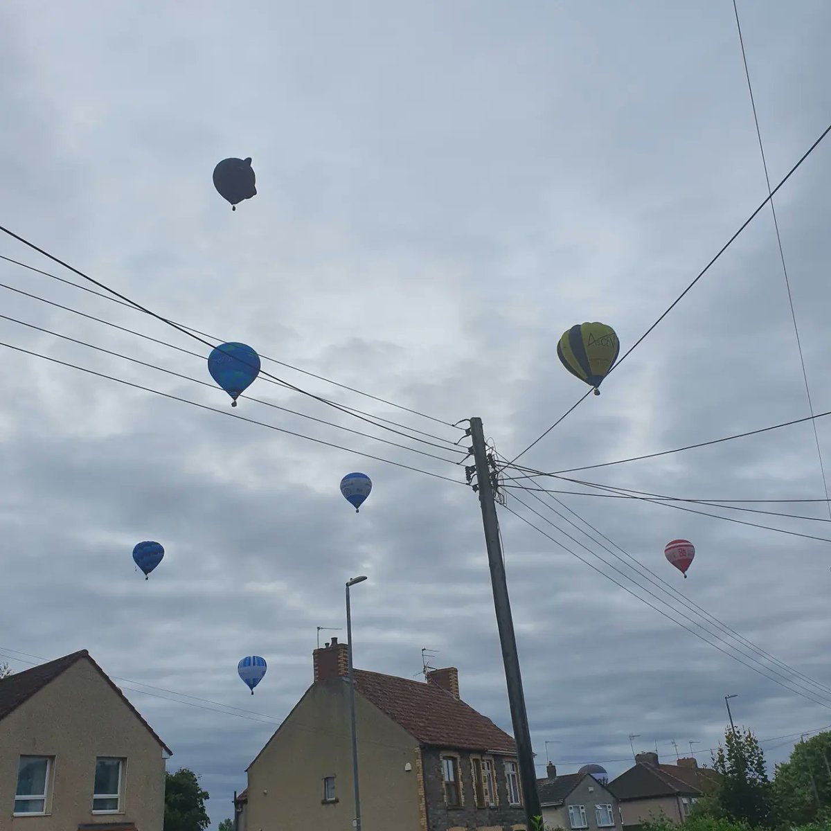 BSballoonpics's tweet photo. Balloons from this morning #Bristolinternationalballoonfiesta2022presslaunch where they took off from multiple locations!

#BalloonFiesta 
#Bristol 
#Hotairballoons https://t.co/qsaaAeKHQZ