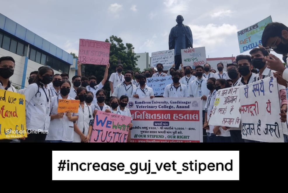 अपने हक़ की लड़ाई लड़ना 
हमारी मजबूरी नहीं जरूरत है,
तुम चाहें कुचल दो जला दो या लाठियां बरसा दो,
ये सवाल हमारी आदत नही हिम्मत है,
#indefinite_strike
#Strike_for_18k_stipend
#KU_Vet_Dr_on_strike
#Increase_Guj_Vet_Stipend
<a href="/PMOIndia/">PMO India</a> <a href="/CMOGuj/">CMO Gujarat</a>
<a href="/RaghavjiPatel/">Raghavji Patel</a> <a href="/sanghaviharsh/">Harsh Sanghavi</a>
<a href="/PRupala/">Parshottam Rupala</a>