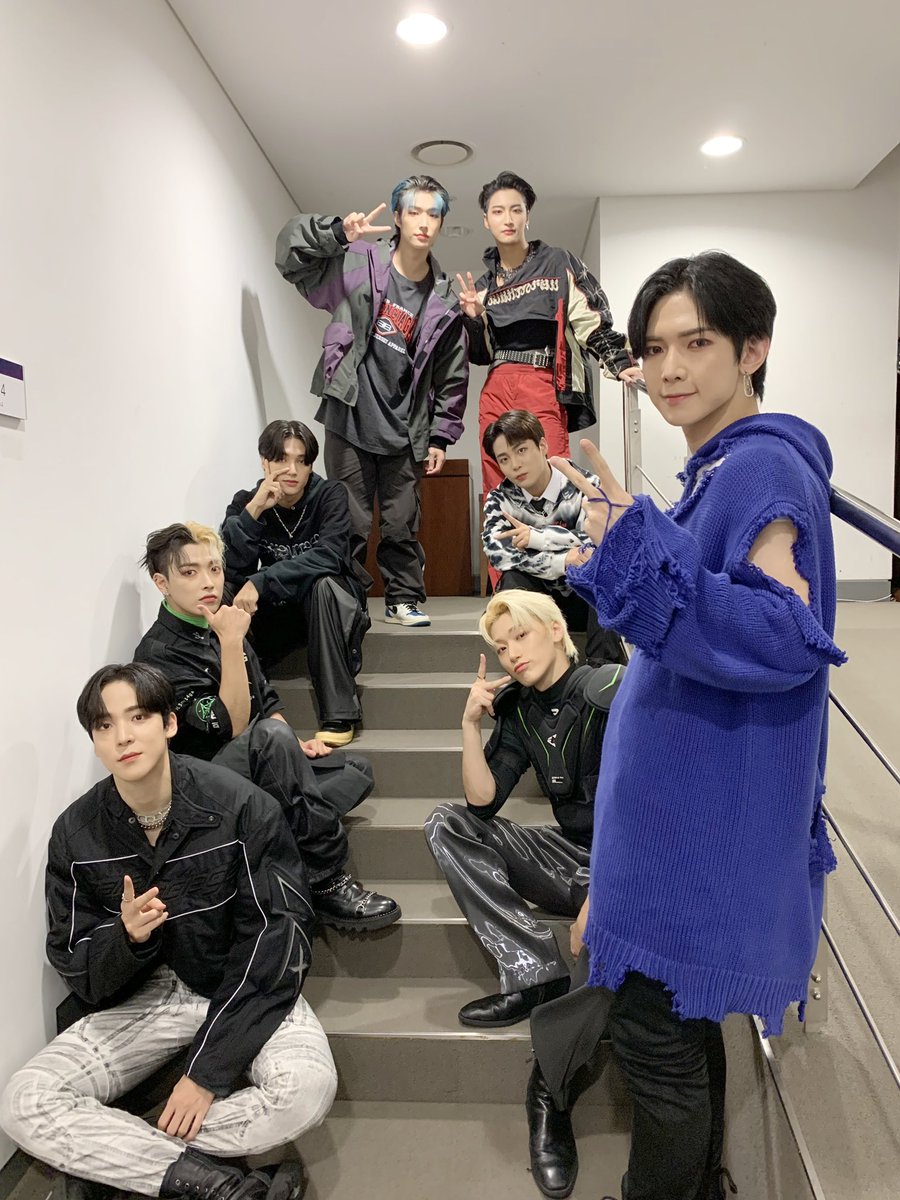 YHUHNO's tweet photo. A stage full of passionate even when the humid weather starts to fight. It is such a nice day to end the week and also the month of July by spending time with ATINY. See you tomorrow, TINYs. ❤ https://t.co/jOdpnAHyna