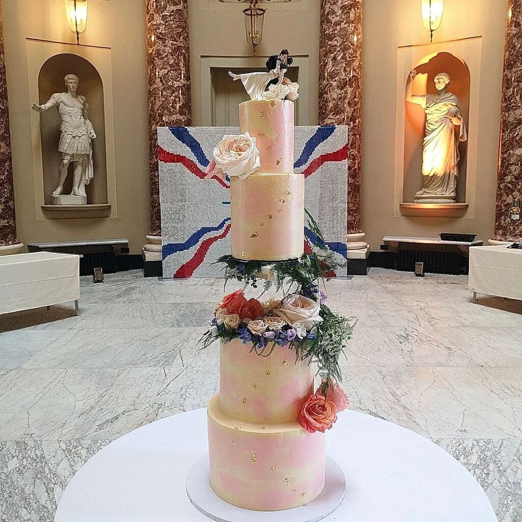 Tsweetmap's tweet photo. Congratulations to Rob and Bee ๐๐ฐ๐คต๐
@bee2110
@robert_lock
It's my pleasure to make your wedding cake. I hope everyone had a wonderful time.๐๐๐
Flowers @rebeccamarsalaflowers
๐@stowehouse
@stowevenuehire
Cake stand @prop.options
#weddingcaโฆ https://t.co/BGt2t9MyjY https://t.co/oPidZZxVxf