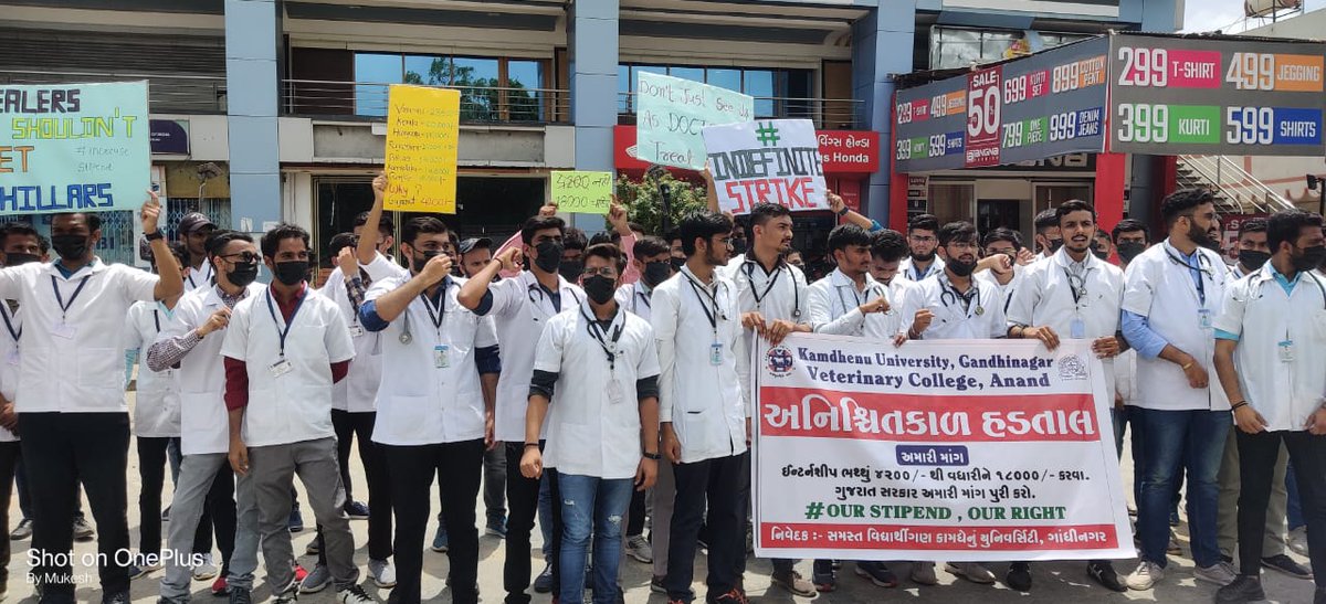 अपने हक़ की लड़ाई लड़ना 
हमारी मजबूरी नहीं जरूरत है,
तुम चाहें कुचल दो जला दो या लाठियां बरसा दो,
ये सवाल हमारी आदत नही हिम्मत है,
#indefinite_strike
#Strike_for_18k_stipend
#KU_Vet_Dr_on_strike
#Increase_Guj_Vet_Stipend
<a href="/PMOIndia/">PMO India</a> <a href="/CMOGuj/">CMO Gujarat</a>
<a href="/RaghavjiPatel/">Raghavji Patel</a> <a href="/sanghaviharsh/">Harsh Sanghavi</a>
<a href="/PRupala/">Parshottam Rupala</a>