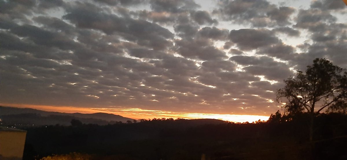 audreamarques's tweet photo. Vista do amanhecer no bairro Parque das Estâncias em Morungaba hoje! #OlhaissoEPTV https://t.co/RyFTxnFaL0