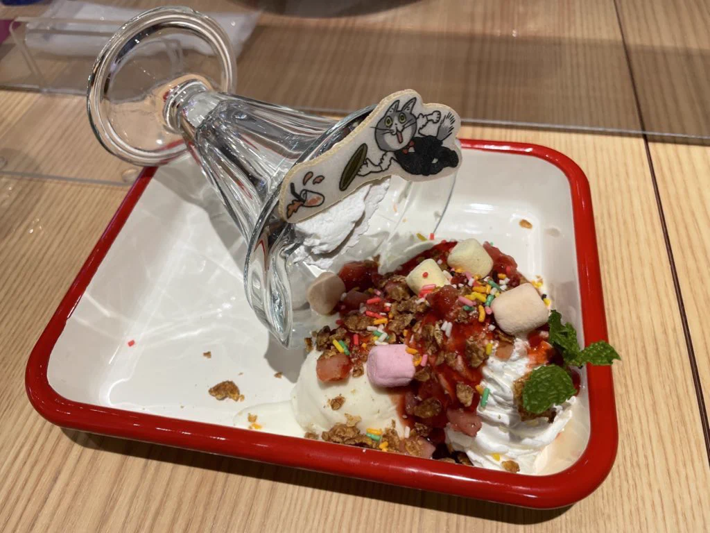 仕事猫カフェが面白い！ぶちまかれたパフェが出てくるぞ！！
