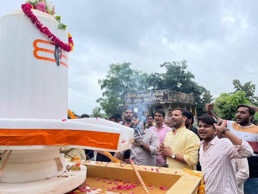 mithileshjaipur's tweet photo. केकड़ी से जल लेकर बीसलपुर भोलेनाथ का अभिषेक करने जा रहे कावड़ यात्रियों का टोड़ारायसिंह के थड़ोली में स्वागत और अभिनंदन किया। सावन के तृतीय सोमवार के अवसर पर महादेव से सभी क्षेत्रवासियों की समृद्धि और खुशहाली की प्रार्थना करता हूँ।

हर हर महादेव !!
#श्रावण_माह https://t.co/z1JDdwDFa2