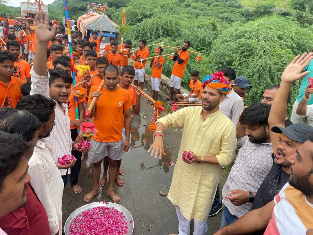 mithileshjaipur's tweet photo. केकड़ी से जल लेकर बीसलपुर भोलेनाथ का अभिषेक करने जा रहे कावड़ यात्रियों का टोड़ारायसिंह के थड़ोली में स्वागत और अभिनंदन किया। सावन के तृतीय सोमवार के अवसर पर महादेव से सभी क्षेत्रवासियों की समृद्धि और खुशहाली की प्रार्थना करता हूँ।

हर हर महादेव !!
#श्रावण_माह https://t.co/z1JDdwDFa2