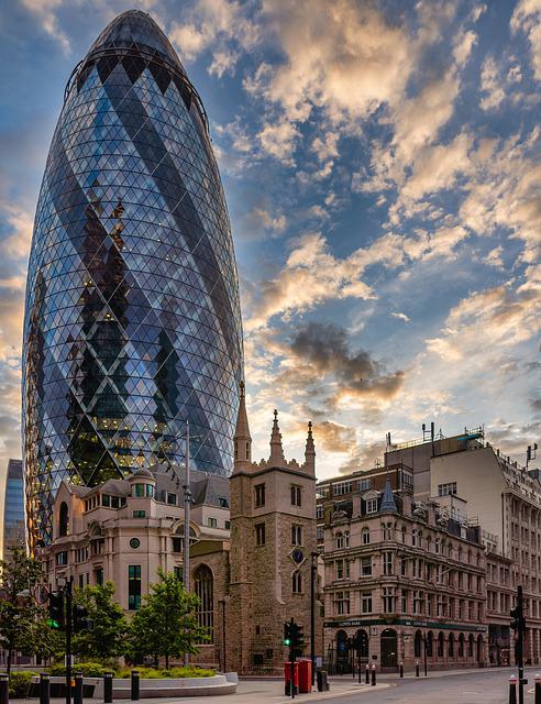UniPro_Srl's tweet photo. 7.429 lastre di vetro e 22 miglia di infrastrutture in acciaio. 
Il 30 St Mary Axe di #Londra è uno dei grattacieli più iconici della nuova City. 
La torre è progettata aerodinamicamente in modo che il vento si avvolga attorno a essa, riducendone l’impatto.
#losapevateche https://t.co/HOXUOd3bnY