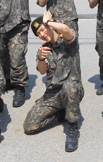 bhbrazil_'s tweet photo. Com 188 dias para sua dispensa e 70% do serviço concluído, #BAEKHYUN foi promovido a sargento hoje. https://t.co/KoPSUG0Plf