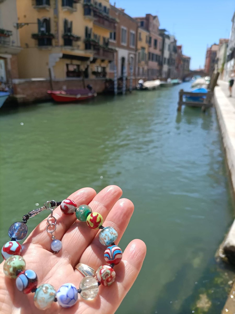 Marisa_venetian's tweet photo. The colors of #Venice on a wrist. So you can see them and cheer you up all day.
#marisaconvento #venetiandreams #bottegacini #madeinvenice #madeinitaly #braelet #bracciale #braccialetto #vetrodimurano #muranoglass #glassbeads #perleinvetro https://t.co/xEnFdT7kzX