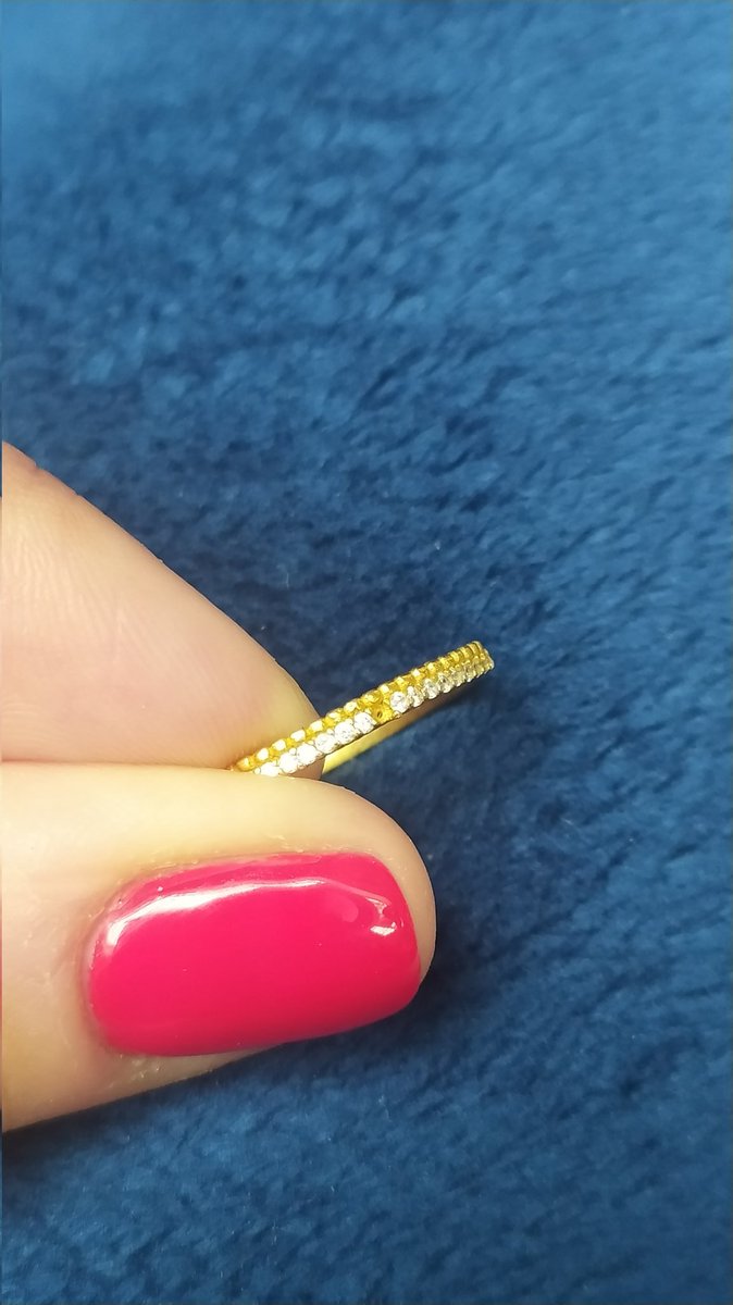 Caludiab's tweet photo. Comprado el miércoles en el aeropuerto del prat en la tienda @PARFOIS_. Ya le falta una piedra y no es la primera vez que saltan las zirconitas en menos de una semana de comprarlo https://t.co/9Kby4ni6xh