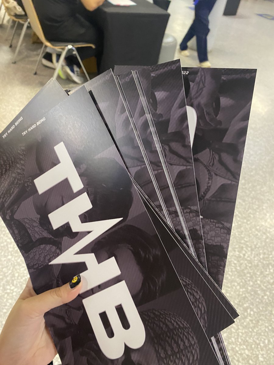 THB_Updates's tweet photo. ใครอยู่หน้างานแล้วมารับ GIVEAWAY กันได้นะคะ 💖💖
#THB
#TryHardBeing
#ONELASTTIME https://t.co/IIcTU1Nrp6