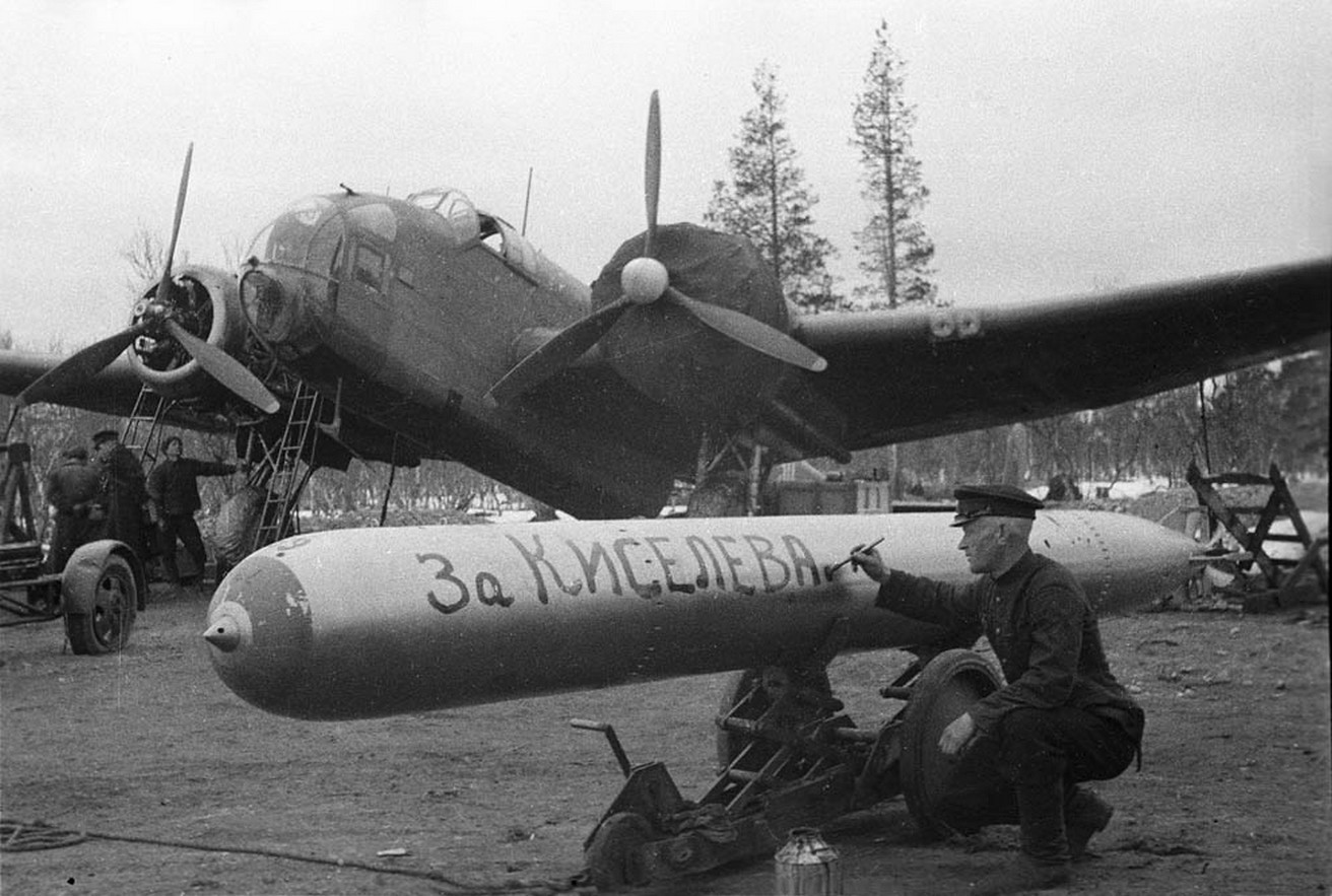 Torpedoe being readied for a Russian H-P Hampden.