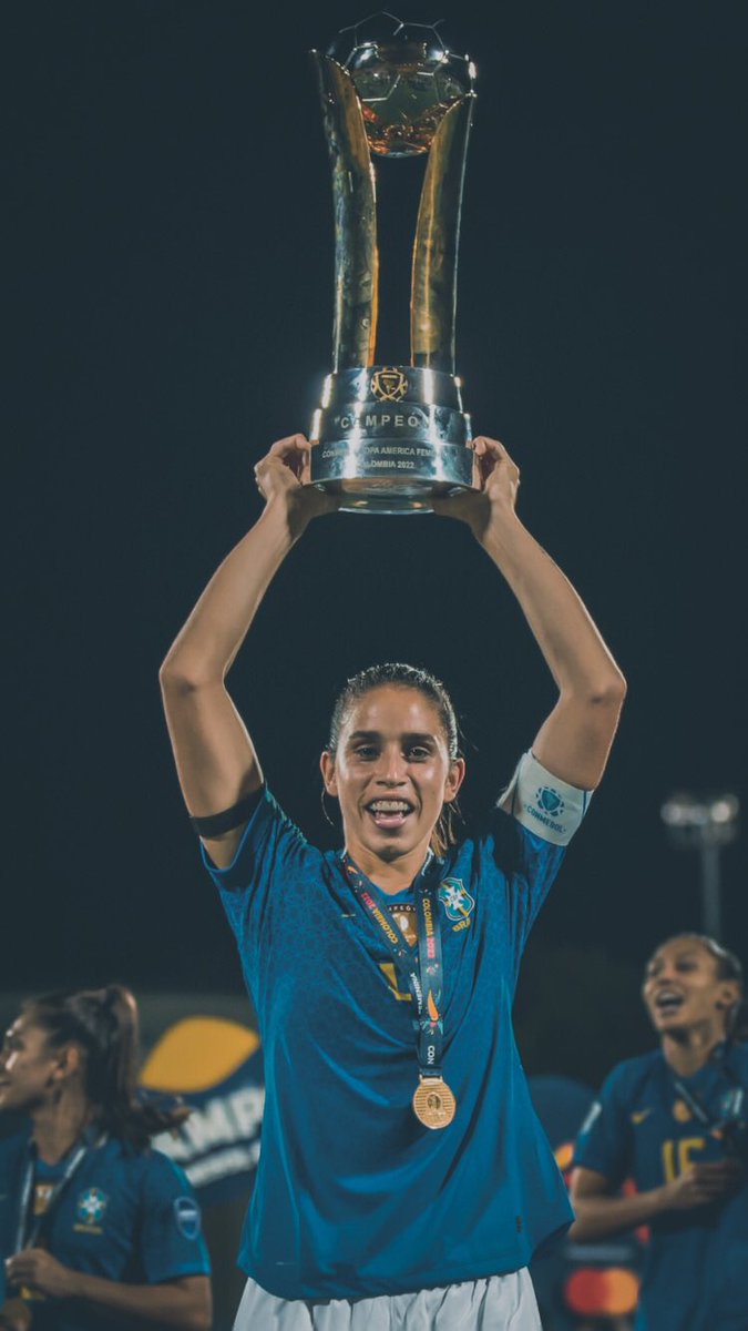 CAPITÃES E CAMPEÃS!

Leah 🏴󠁧󠁢󠁥󠁮󠁧󠁿🏆🇧🇷 Rafa

#WEURO2022 #CopaAmericaFemenina 

📸: PA | Thais Magalhães/CBF