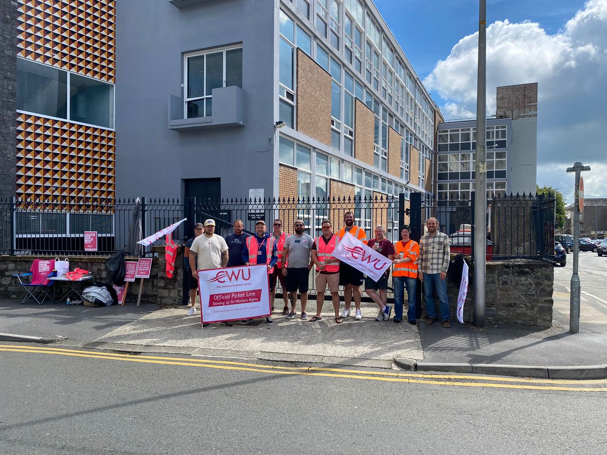 Strong picket at Haverford West Exchange 💪 #FoodbankPhil