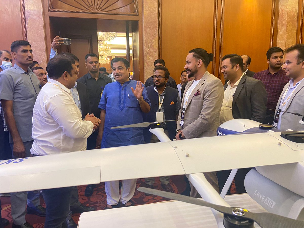 air_skye's tweet photo. #MintMobilityConclave
Shri @nitin_gadkari, Hon'ble Minister of Ministry of Road Transport & Highways - India stopped by at the exhibition of our drone "The Artemis" at #MintMobilityConclave
#StayTuned #MintMobilityConclave #delhi #Aviation #DroneTechnology https://t.co/BxNR6x91Fo