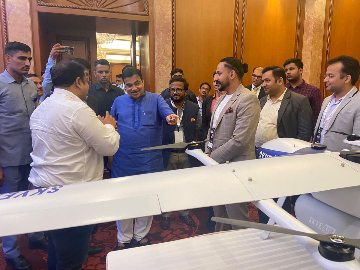 air_skye's tweet photo. #MintMobilityConclave
Shri @nitin_gadkari, Hon'ble Minister of Ministry of Road Transport & Highways - India stopped by at the exhibition of our drone "The Artemis" at #MintMobilityConclave
#StayTuned #MintMobilityConclave #delhi #Aviation #DroneTechnology https://t.co/BxNR6x91Fo