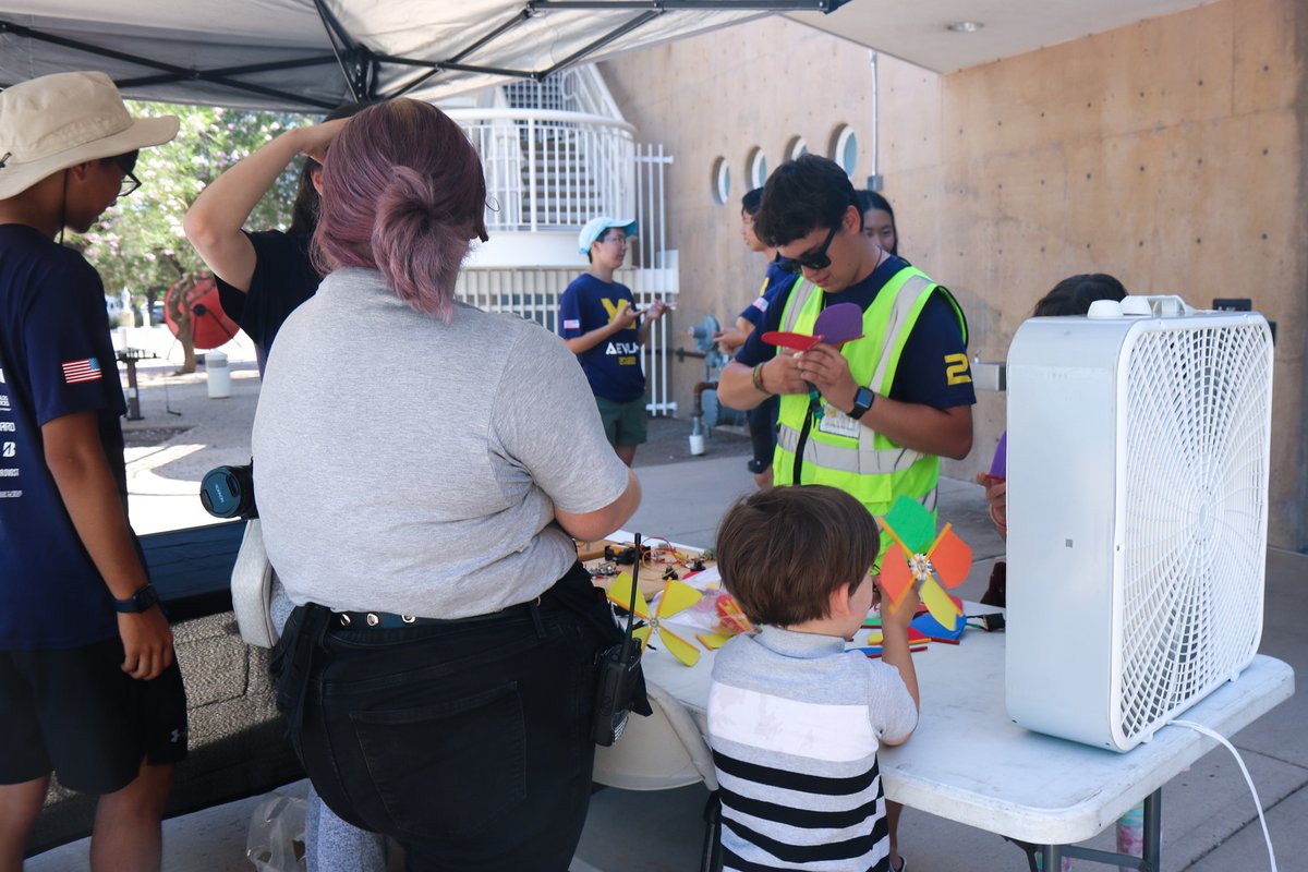 UMSolarCarTeam's tweet photo. At @ExploraNM, we were greeted by UofM alumni and curious children alike, which made every conversation around Aevum an exciting one! We're excited by the focus on experiential learning and were happy to see it being embraced wholeheartedly at the museum.

#MichiganSunRun https://t.co/lt83h0AonM