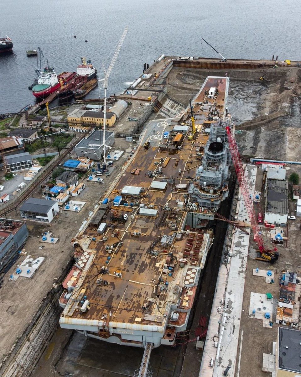 REjercitos's tweet image. 🇷🇺🇷🇺🇷🇺 #Rusia - Más imágenes del #Kuznetsov en el nuevo dique Nº 35.