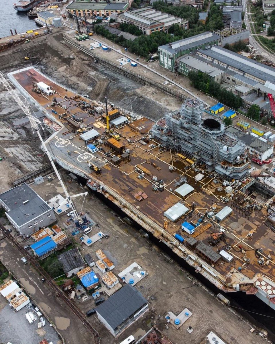 REjercitos's tweet image. 🇷🇺🇷🇺🇷🇺 #Rusia - Más imágenes del #Kuznetsov en el nuevo dique Nº 35.