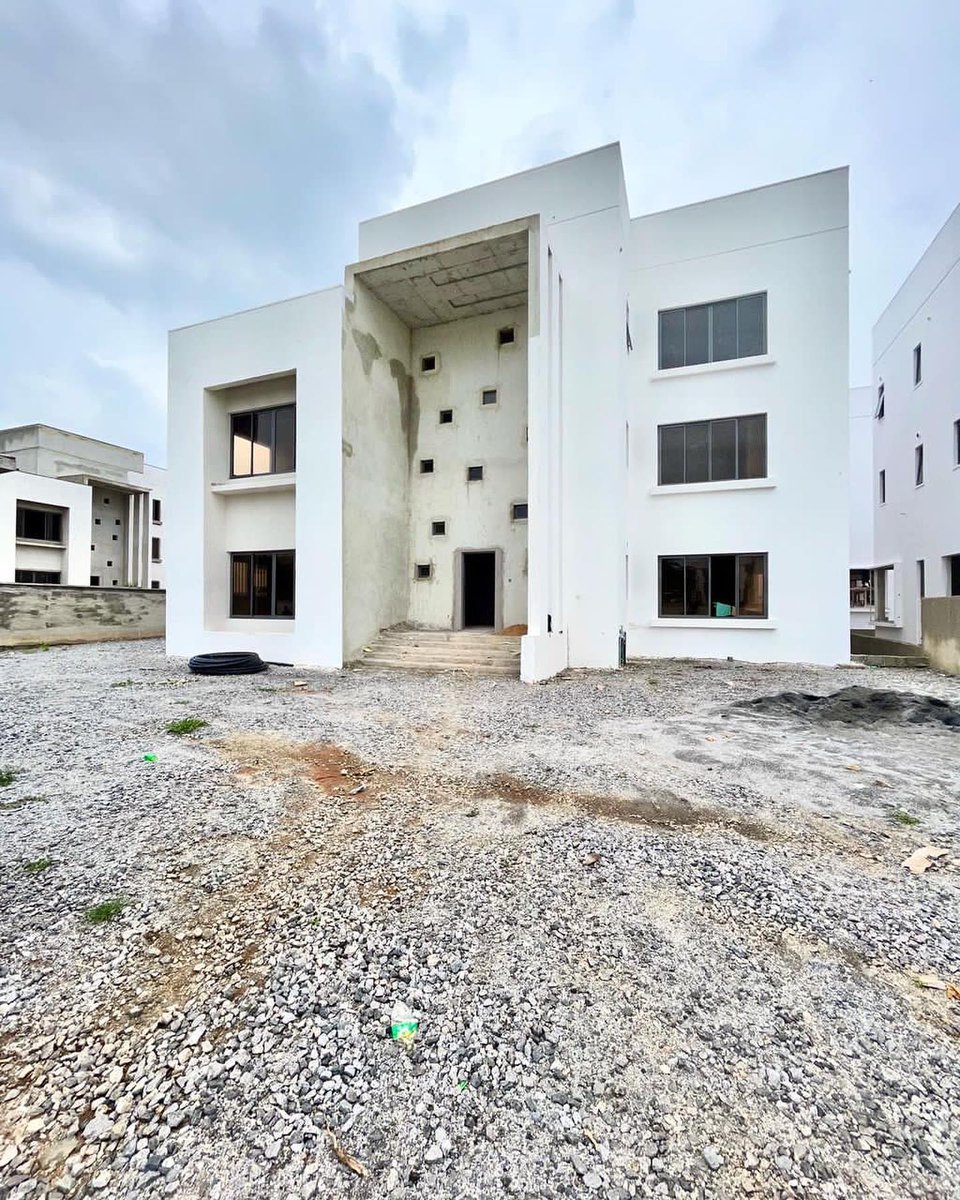 Newly built 7 bedroom detached duplex  inside estate for sale

Location : Maitama Abuja
Price: N700m(carcass)

Key features 
7 bedrooms ensuit
2 rooms BQ
Cinema room
Elevator space 
Gym court
Guests chalet
Basement floor 

NB
Selling as carcass

Agency fee: 5%