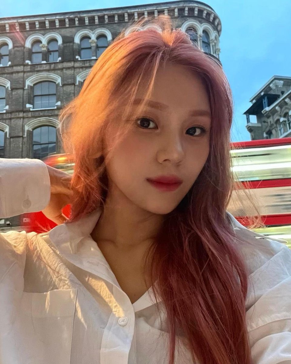 umjithinking's tweet image. all of her london pics are sooo pretty 🤍