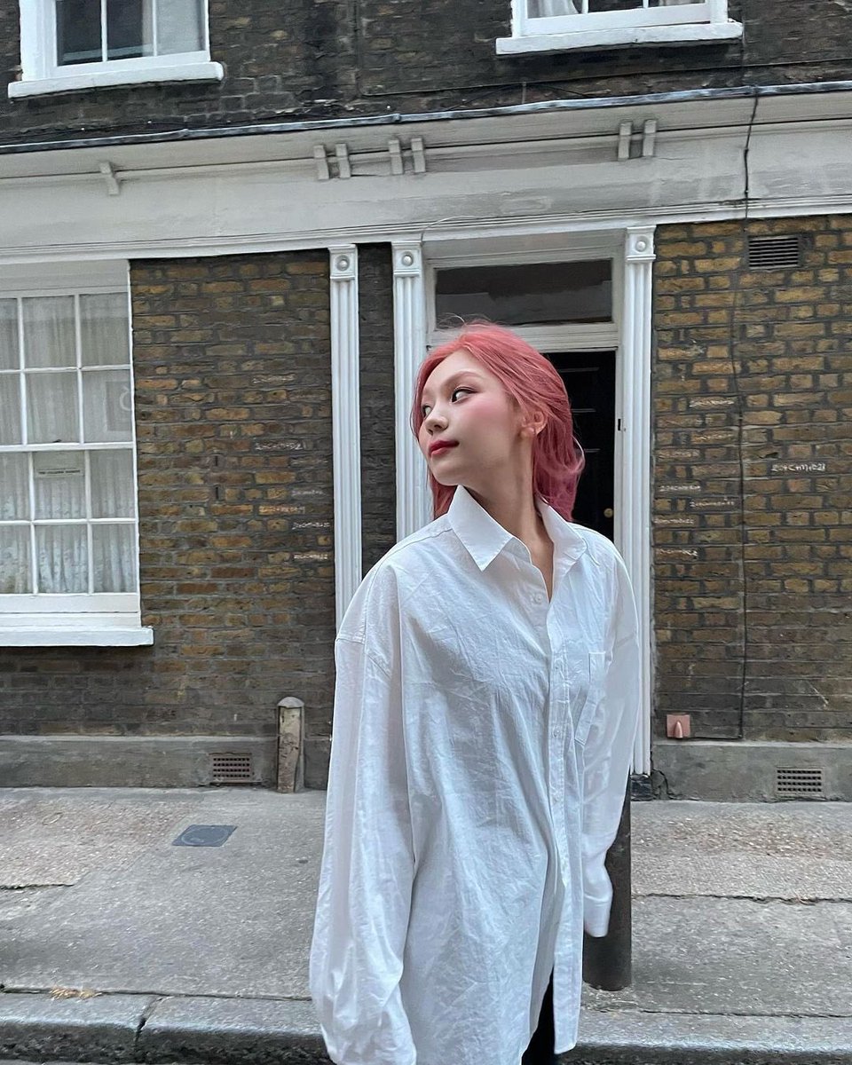 umjithinking's tweet image. all of her london pics are sooo pretty 🤍