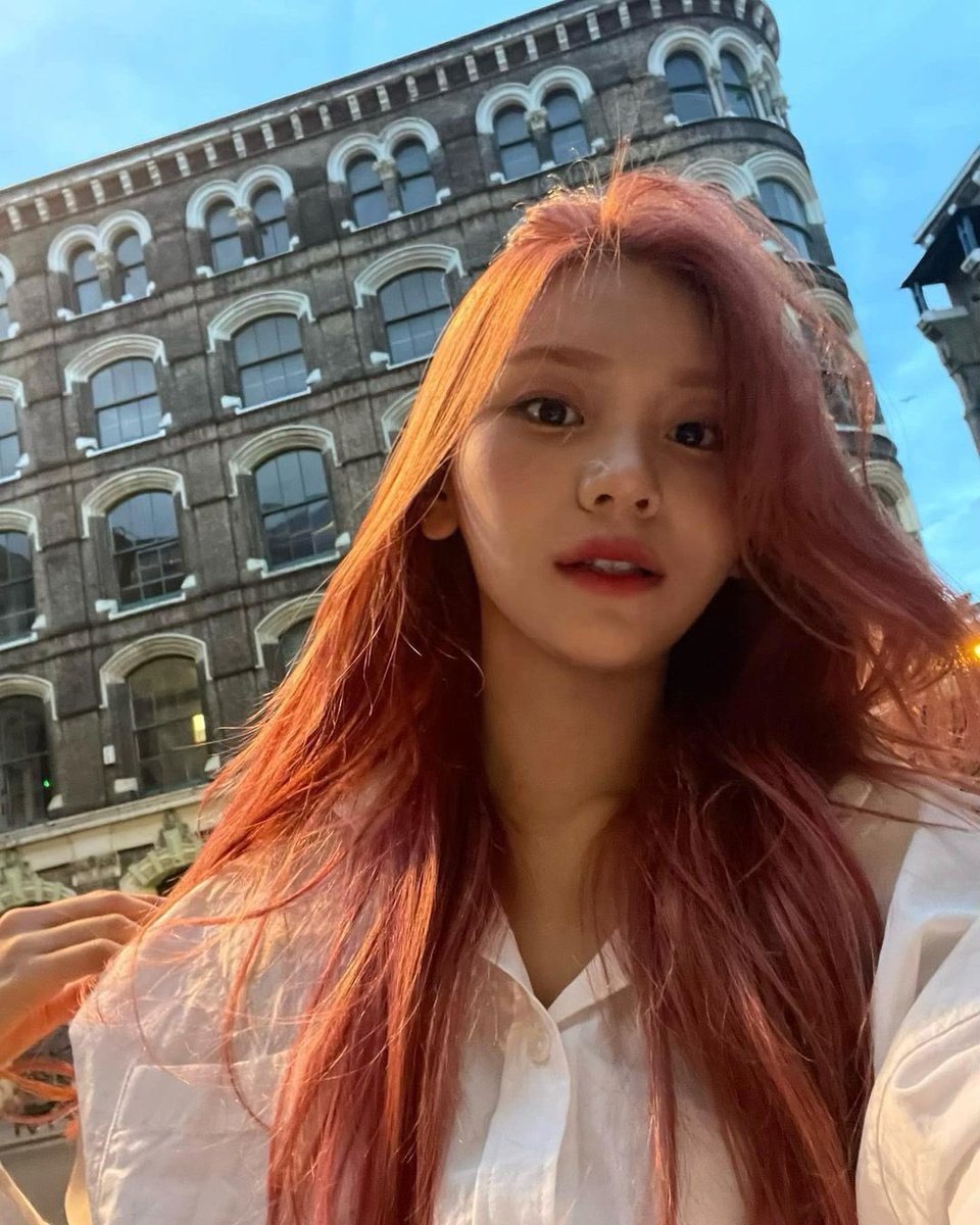 umjithinking's tweet image. all of her london pics are sooo pretty 🤍
