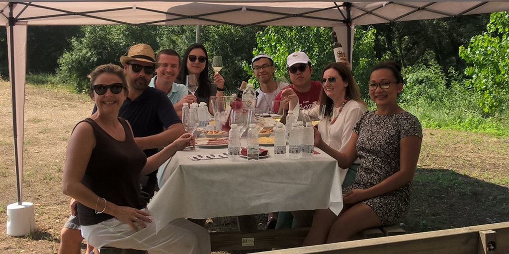 Desde que levantamos la copa hasta que tomamos el primer sorbo, todas las propiedades organolépticas de nuestro vino producen varias emociones. Una de ellas es la alegría. #DíaMundialDeLaAlegría