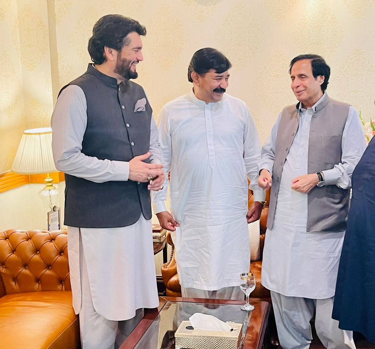 RanaAbbasAli23's tweet photo. سابق چیئرمین کشمیر کمیٹی شہریار خان آفریدی اور PP-139 سے رانا عباس علی خاں کی وزیراعلی پنجاب چوہدری پرویز الہی سے ملاقات چوہدری پرویز الہی کو وزارت اعلی کا منصب سنبھالنے پر مبارکباد دی۔ وزیر اعلی پنجاب کی طرف سے مبارکباد دینے پر شکریہ اور نیک خواہشات کا اظہار کیا گیا۔ https://t.co/zA0jn4Yw1k