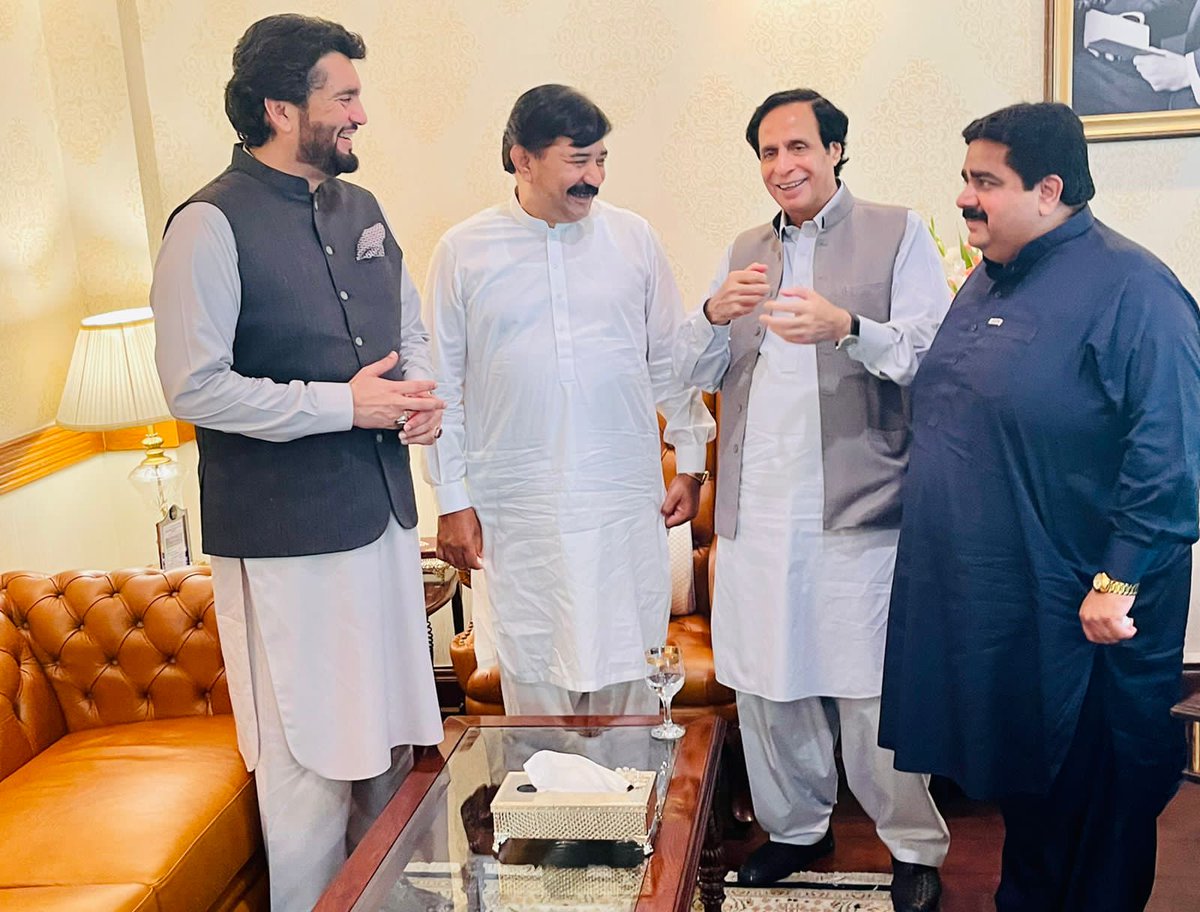 RanaAbbasAli23's tweet photo. سابق چیئرمین کشمیر کمیٹی شہریار خان آفریدی اور PP-139 سے رانا عباس علی خاں کی وزیراعلی پنجاب چوہدری پرویز الہی سے ملاقات چوہدری پرویز الہی کو وزارت اعلی کا منصب سنبھالنے پر مبارکباد دی۔ وزیر اعلی پنجاب کی طرف سے مبارکباد دینے پر شکریہ اور نیک خواہشات کا اظہار کیا گیا۔ https://t.co/zA0jn4Yw1k
