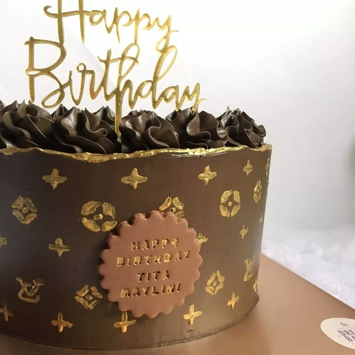 dreambakesph's tweet photo. Hand painted LV cake ✨
.
.
.
#dreambakesph #customizedcakes #louisvuitton #louisvuittoncake #cakes #cakesph https://t.co/5qdsMmXFYc