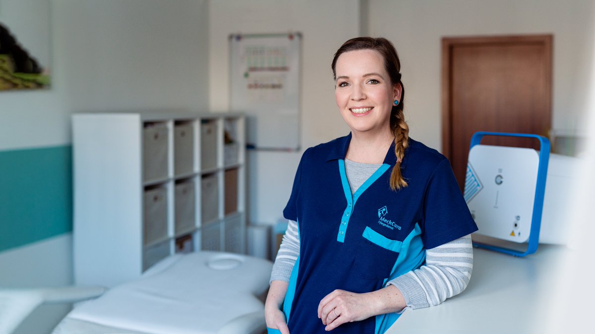 coldplasmatech's tweet image. Das ist Antje, sie behandelt Patienten/innen mit #chronischenWunden in einem unserer bundesweiten CPT Plasma.Kompetenz.Zentren, bei MeckCura Pflegedienst GmbH in Güstrow.
Die Behandlung ist: schnell (nur 2 Minuten), effektiv, tiefenunabhängig tötet Bakterien u. Keime, schmerzfrei