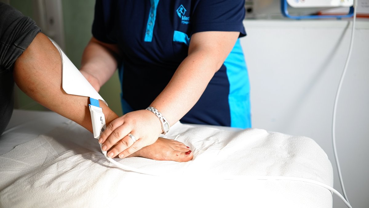 coldplasmatech's tweet image. Das ist Antje, sie behandelt Patienten/innen mit #chronischenWunden in einem unserer bundesweiten CPT Plasma.Kompetenz.Zentren, bei MeckCura Pflegedienst GmbH in Güstrow.
Die Behandlung ist: schnell (nur 2 Minuten), effektiv, tiefenunabhängig tötet Bakterien u. Keime, schmerzfrei